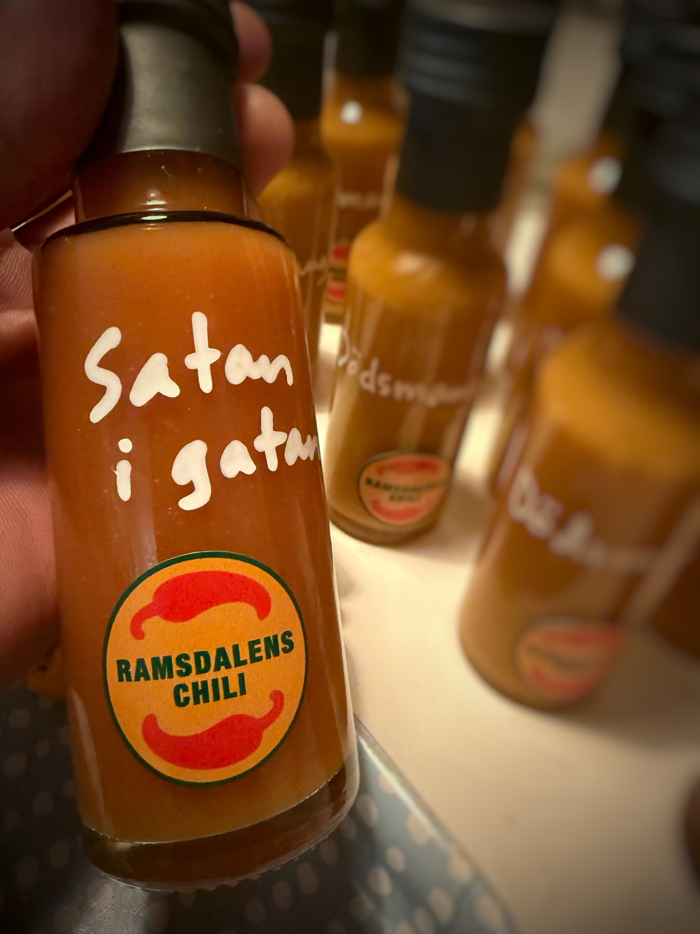 Flaska med Satan i gatan